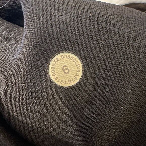 Lululemon Size 6 On The Fly Skirt Woven Drawstring Waist Solid Black Gently Worn - Picture 3 of 4